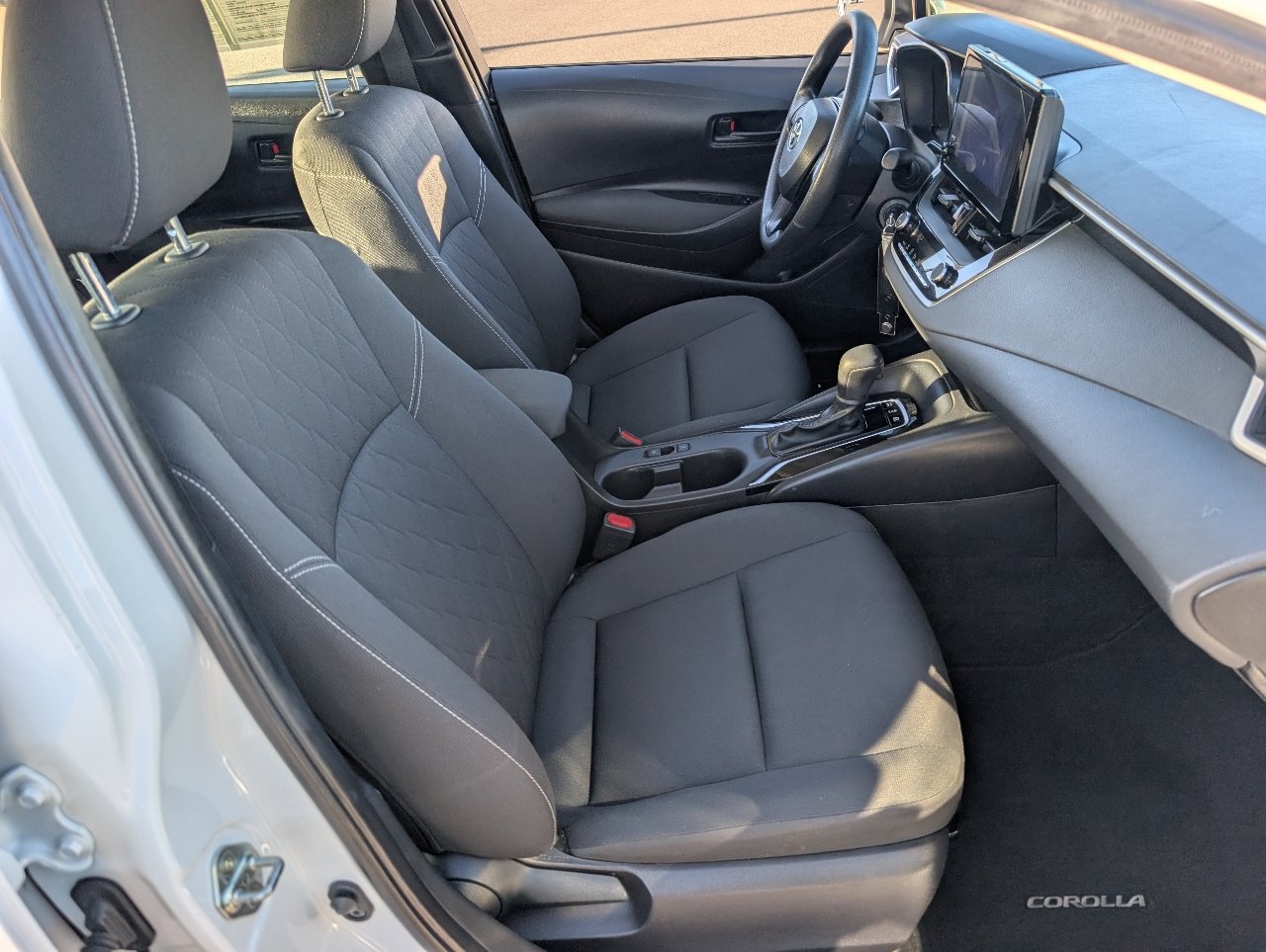 Used 2025 Toyota Corolla LE w/ Carpet Mat Package (TMS) FWD image 8