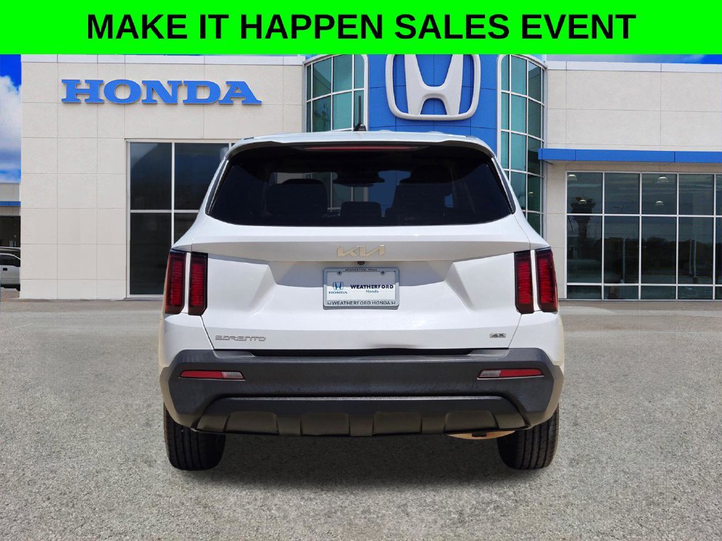 Used 2023 Kia Sorento LX AWD/4WD image 4