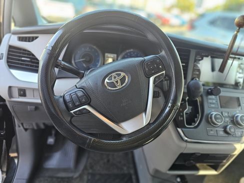 Used 2018 Toyota Sienna LE w/ Carpet Mat Package FWD image 19