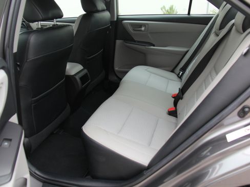 Used 2017 Toyota Camry SE image 21