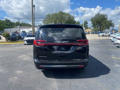 Used 2024 Chrysler Pacifica Touring-L FWD image 4