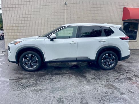 Used 2025 Nissan Rogue SV FWD image 2