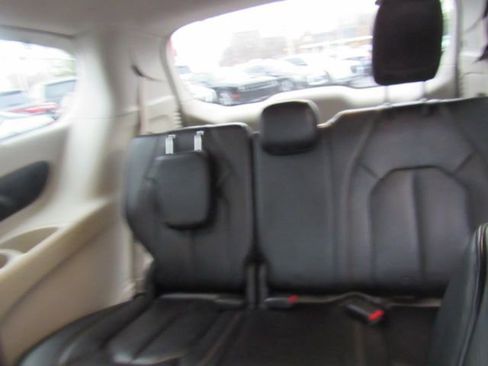 Used 2017 Chrysler Pacifica Touring-L Plus image 29
