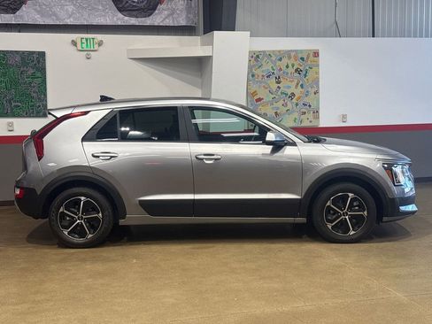 Used 2023 Kia Niro LX FWD image 3