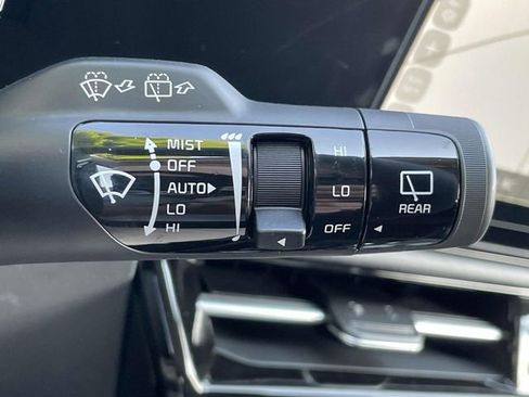 Certified 2025 Kia Niro SX Touring image 33