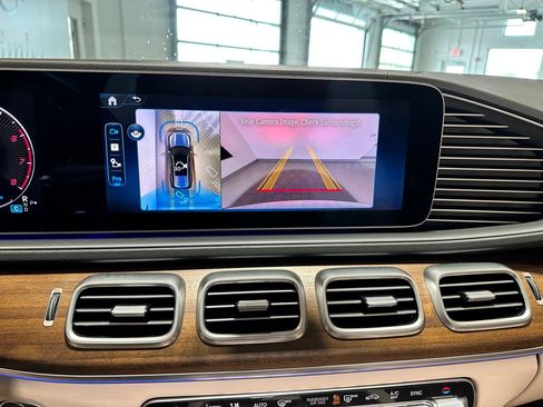 Used 2025 Mercedes-Benz GLS 450 4MATIC image 9