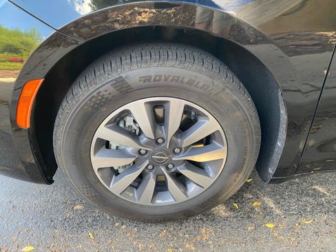 Used 2024 Chrysler Pacifica Limited FWD image 18