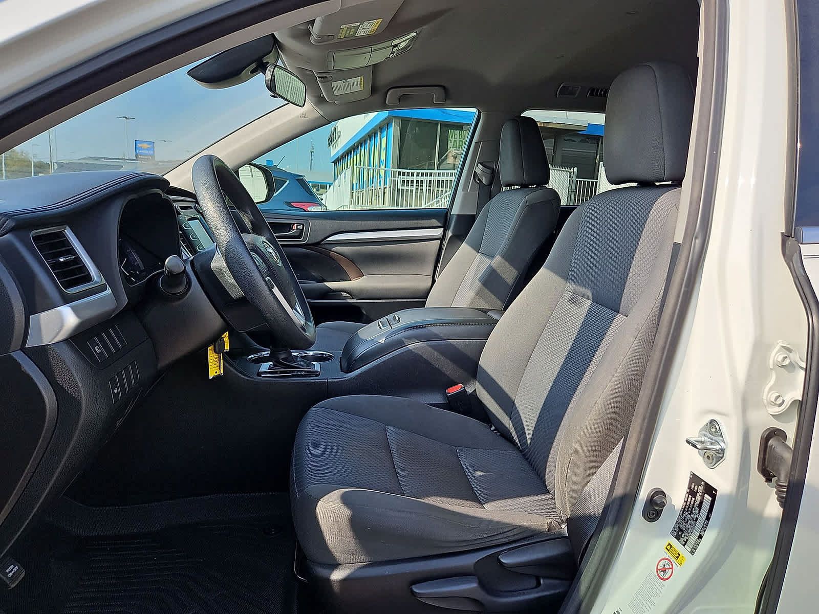 Used 2017 Toyota Highlander LE FWD image 23
