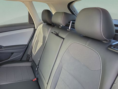 Used 2022 Volkswagen Taos SE w/ Panoramic Sunroof Package image 5