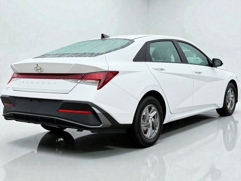 Certified 2025 Hyundai Elantra SE w/ Cargo Package image 3