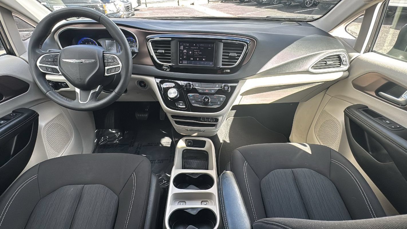 Used 2023 Chrysler Voyager LX FWD image 23
