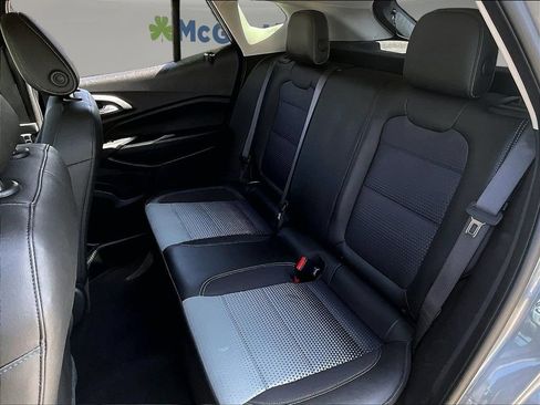 Used 2025 Chevrolet Trax LT w/ LT Convenience Package FWD image 24