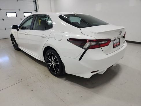 Used 2024 Toyota Camry SE image 9