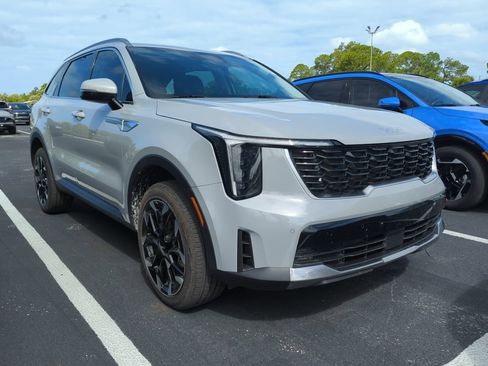 Certified 2025 Kia Sorento EX image 3