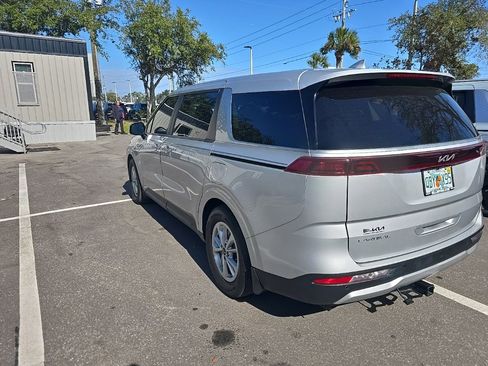 Used 2023 Kia Carnival LX image 4