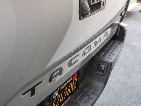 Used 2018 Toyota Tacoma TRD Sport w/ Technology Package RWD image 16
