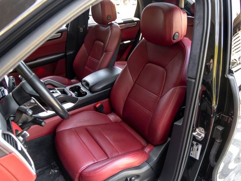 Certified 2022 Porsche Cayenne Turbo S AWD/4WD image 5