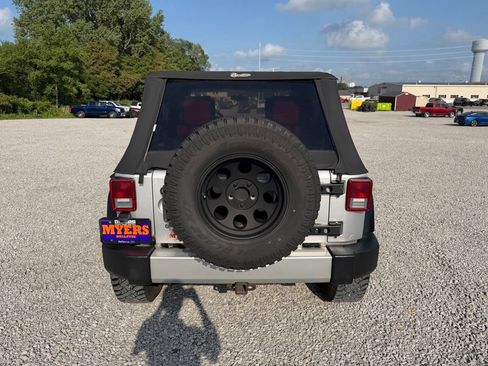 Used 2008 Jeep Wrangler Unlimited Sahara w/ Dual Top Group AWD/4WD image 22
