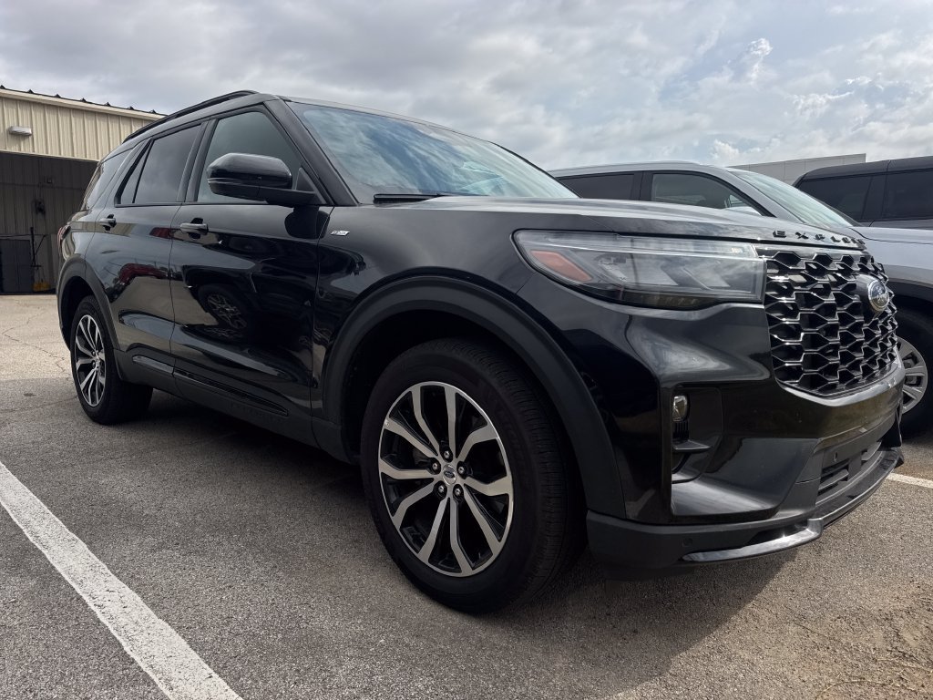 Used 2025 Ford Explorer ST-Line AWD/4WD image 3