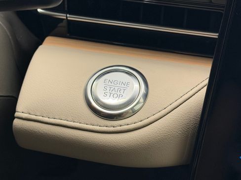 Used 2025 Lincoln Nautilus Reserve AWD/4WD image 17