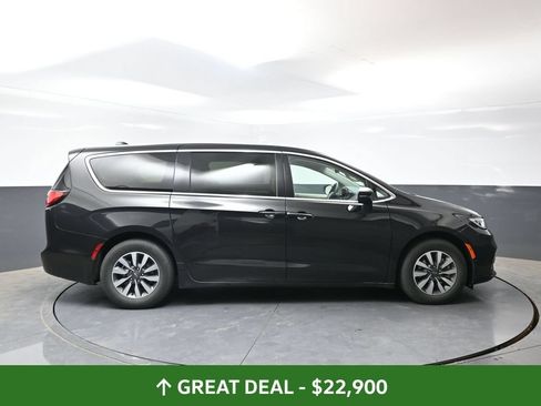 Used 2023 Chrysler Pacifica Touring-L FWD image 4
