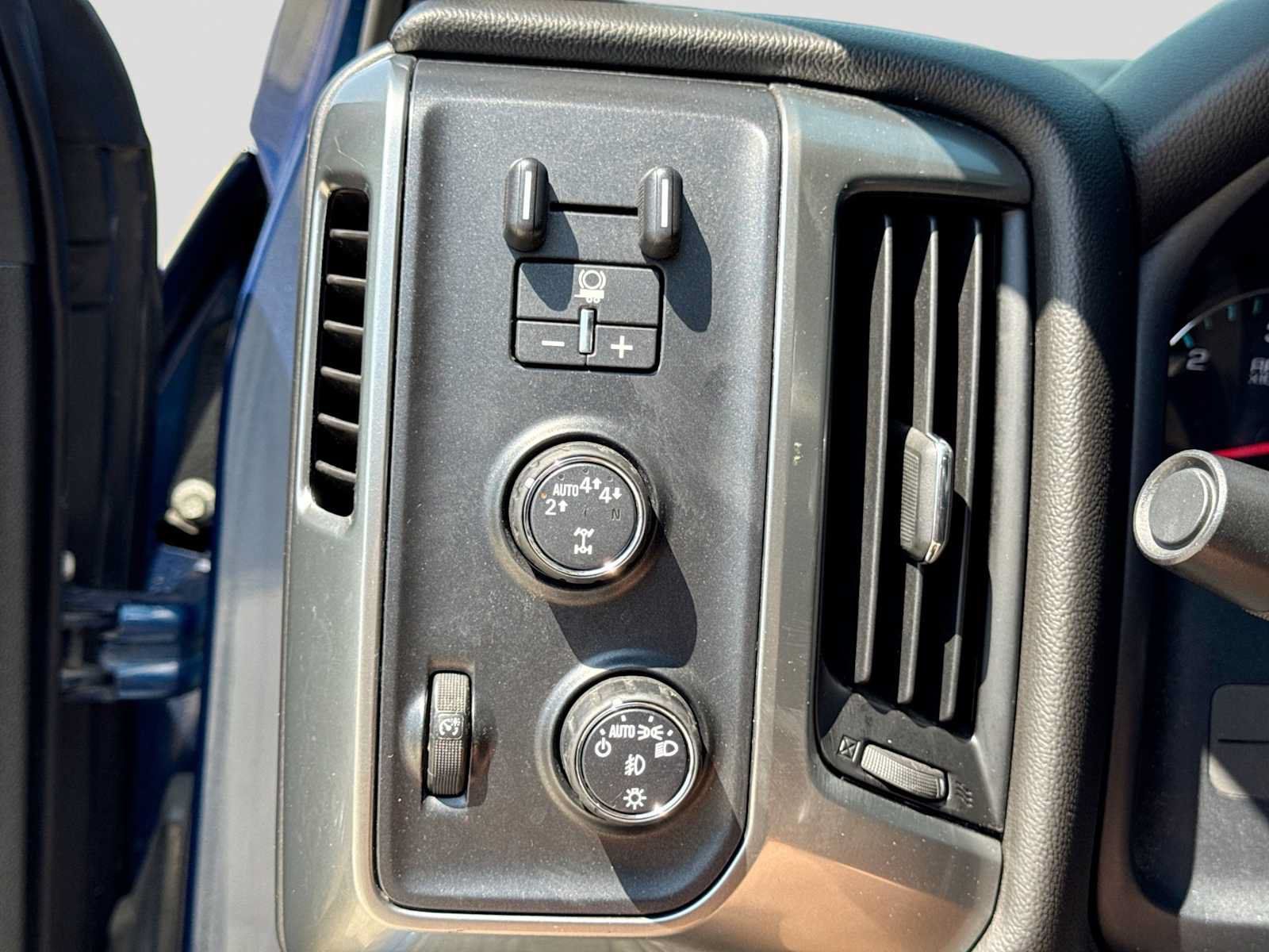 Used 2018 Chevrolet Silverado 1500 LT w/ All Star Edition AWD/4WD image 25
