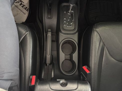 Used 2018 Jeep Wrangler Unlimited Sahara image 17