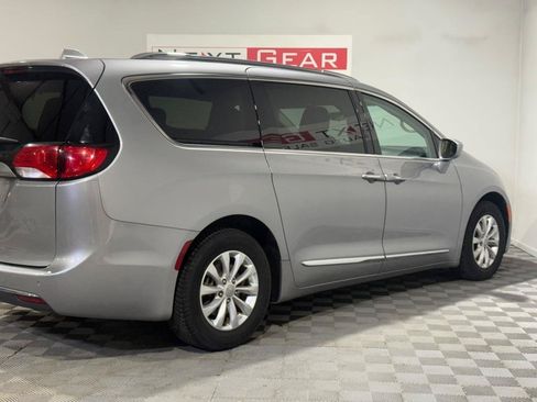 Used 2018 Chrysler Pacifica Touring-L w/ Premium Audio Group FWD image 9