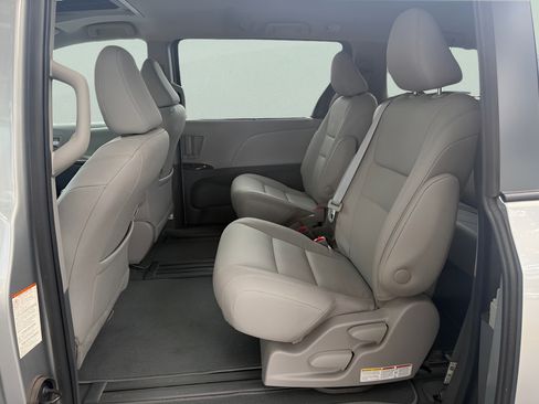 Used 2020 Toyota Sienna XLE w/ XLE Navigation Package FWD image 11