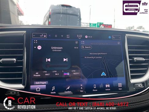 Used 2024 Chrysler Pacifica Limited FWD image 17