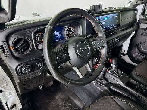 Used 2024 Jeep Gladiator Mojave w/ Convenience Group image 9