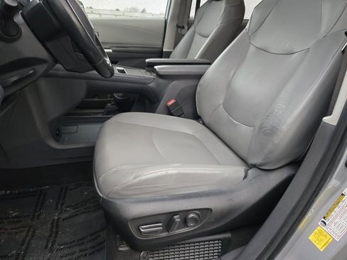 Used 2022 Toyota Sienna XLE image 34