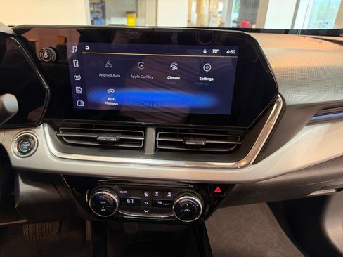 Used 2025 Chevrolet Trax LT FWD image 17