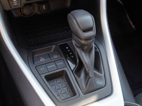 Used 2022 Toyota RAV4 XLE w/ Convenience Package FWD image 28