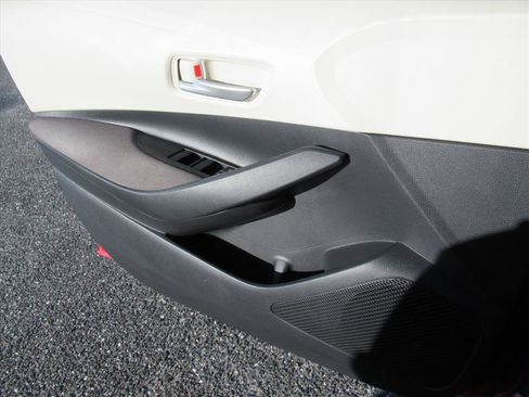 Used 2020 Toyota Corolla LE image 25