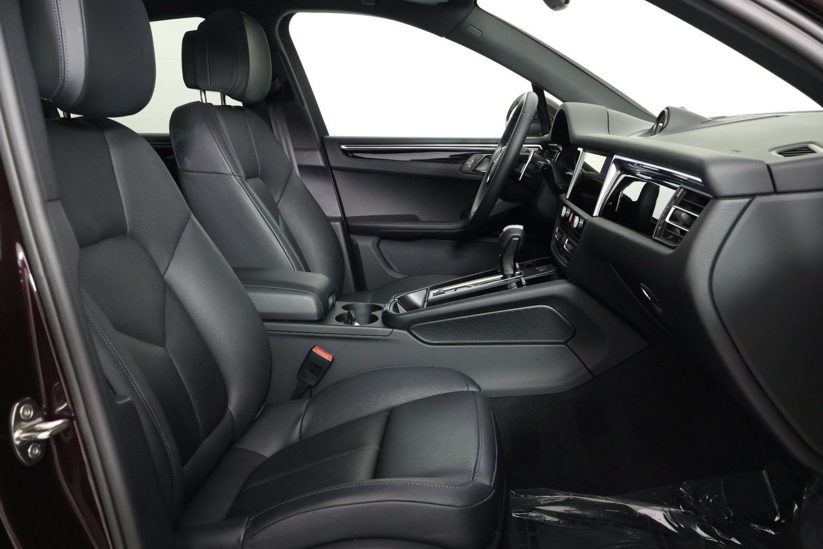 Certified 2023 Porsche Macan AWD/4WD image 31