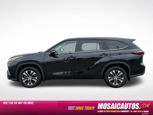 Used 2024 Toyota Highlander XLE AWD/4WD image 6