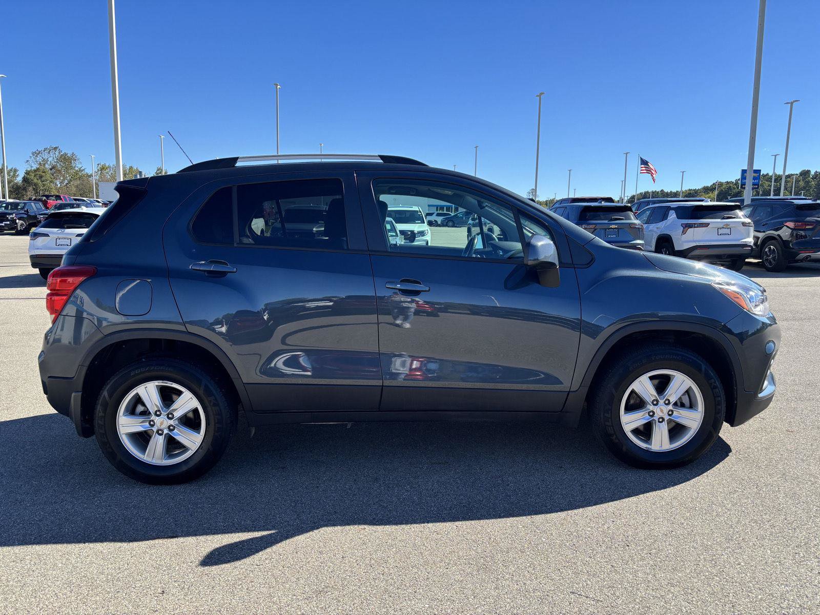 Used 2021 Chevrolet Trax LT w/ Premium Seat Package AWD/4WD image 4