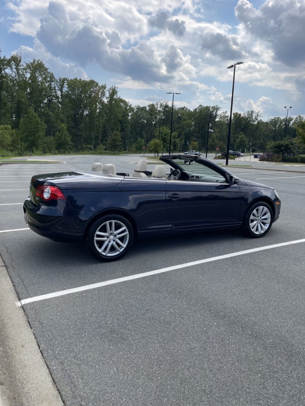 Used 2009 Volkswagen Eos Lux FWD image 16