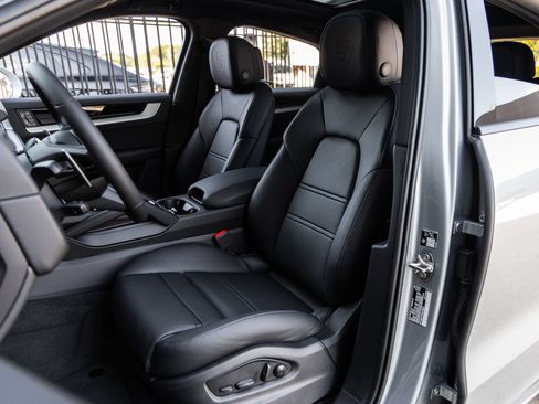 Certified 2026 Porsche Cayenne E-Hybrid Coupe AWD/4WD image 5
