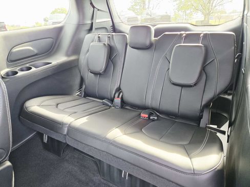 New 2026 Chrysler Pacifica Select image 13