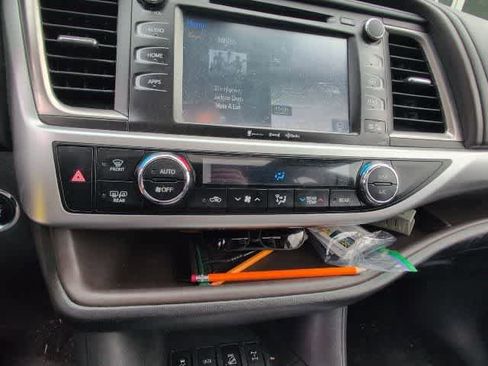 Used 2017 Toyota Highlander XLE w/ Carpet Mat Package AWD/4WD image 19