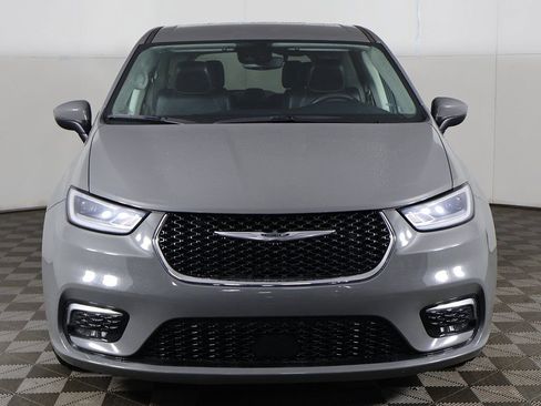 Used 2023 Chrysler Pacifica Touring-L image 12