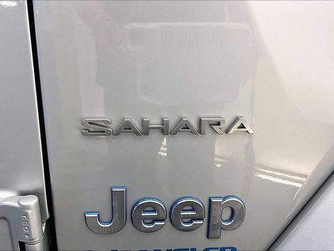 Used 2022 Jeep Wrangler Unlimited Sahara AWD/4WD image 7