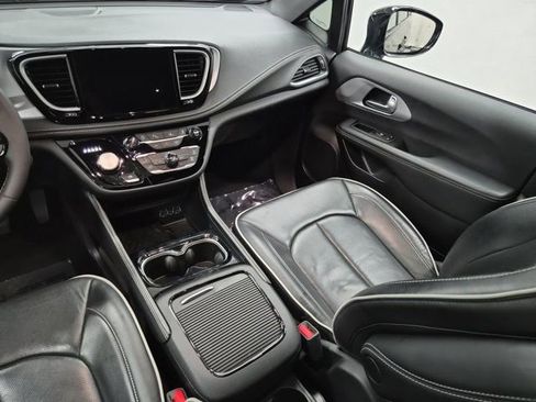 Used 2025 Chrysler Pacifica Limited image 13