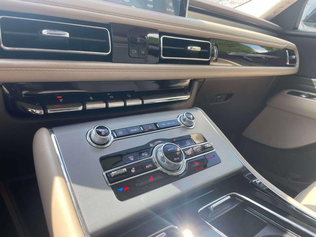 Used 2022 Lincoln Aviator AWD w/ Premium Package image 28