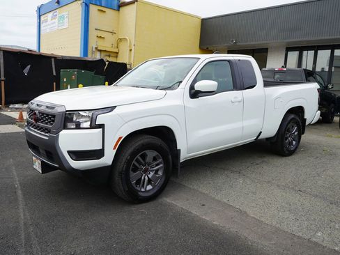Used 2025 Nissan Frontier SV RWD image 5