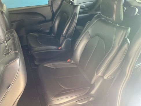 Used 2022 Chrysler Pacifica Touring-L w/ S Appearance Package FWD image 12
