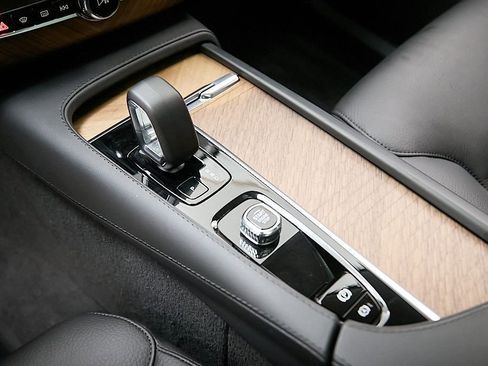 Used 2024 Volvo XC90 B6 Plus w/ Protection Package image 19