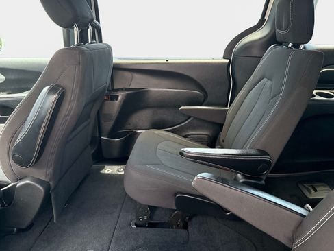 Used 2021 Chrysler Pacifica Touring w/ S Appearance Package FWD image 12